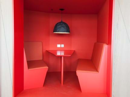 Power office_08, opklæbning af filt på væg